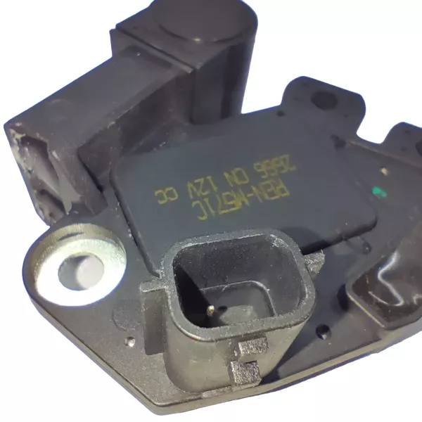 Regulador alternador Renault Duster (2)